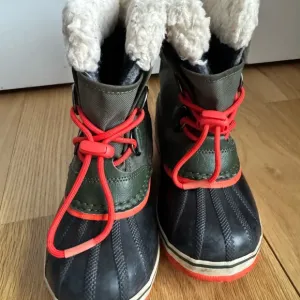 Sorel Kids Waterproof‎ Winter Boots - Black and Red Barely Used in VGC