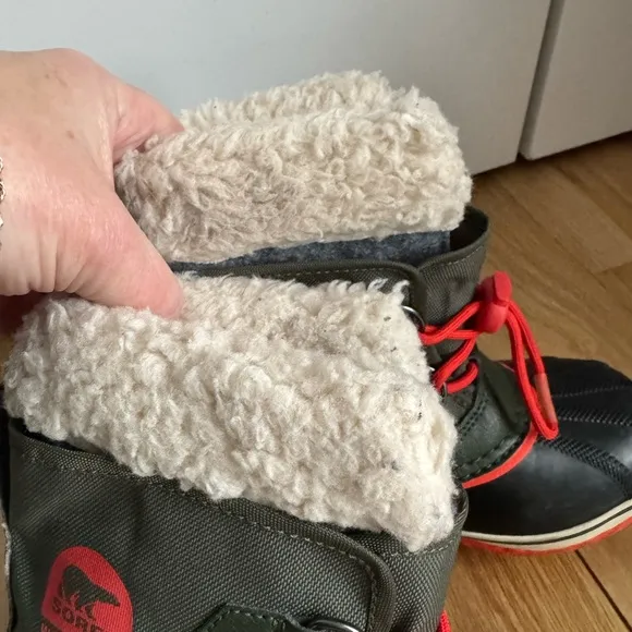 Sorel Kids Waterproof‎ Winter Boots - Black and Red Barely Used in VGC