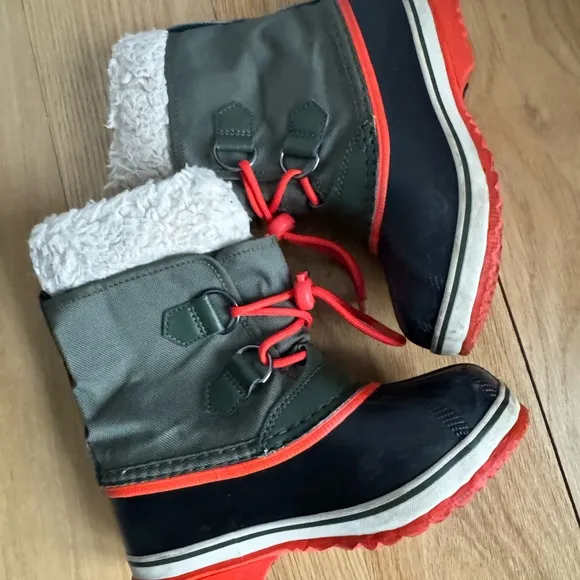 Sorel Kids Waterproof‎ Winter Boots - Black and Red Barely Used in VGC