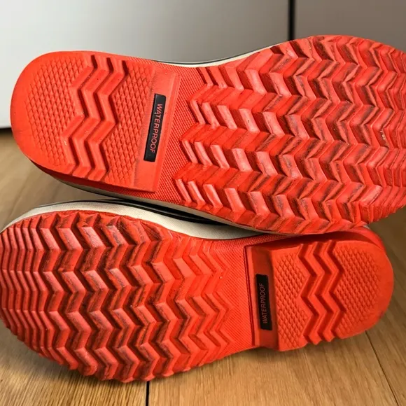 Sorel Kids Waterproof‎ Winter Boots - Black and Red Barely Used in VGC