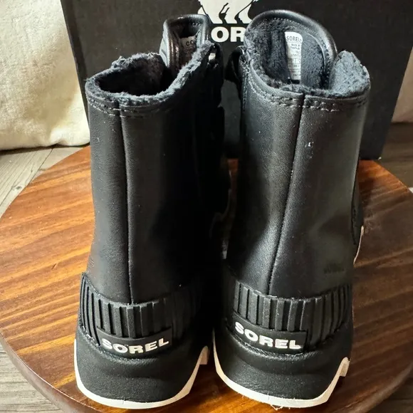 Sorel Kinetic Short Women’s Sz. 7 Lace Up Ankle Boots Waterproof Insulated Black