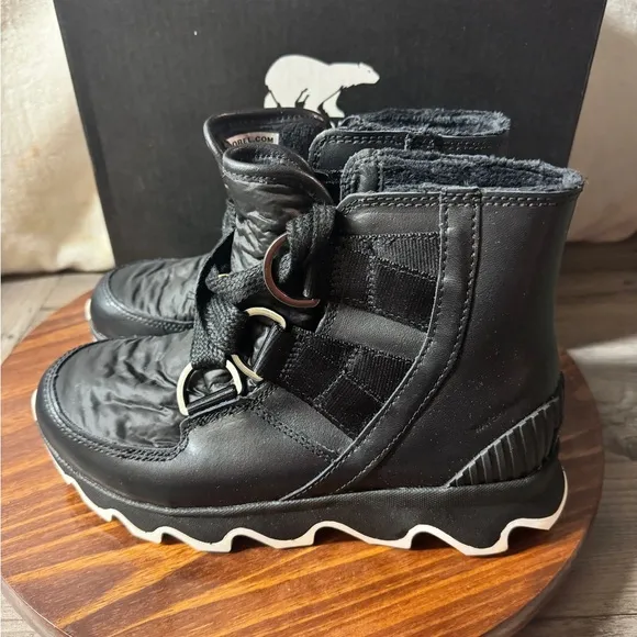 Sorel Kinetic Short Women’s Sz. 7 Lace Up Ankle Boots Waterproof Insulated Black