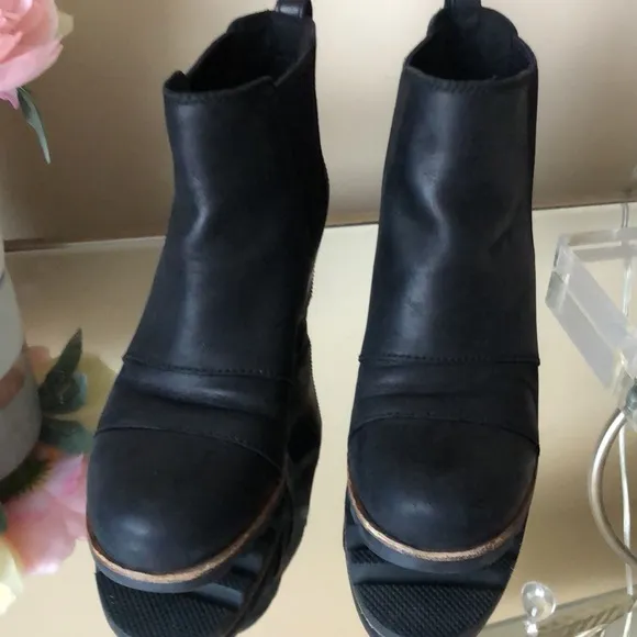 SOREL Lea™ Ankle Black Boots