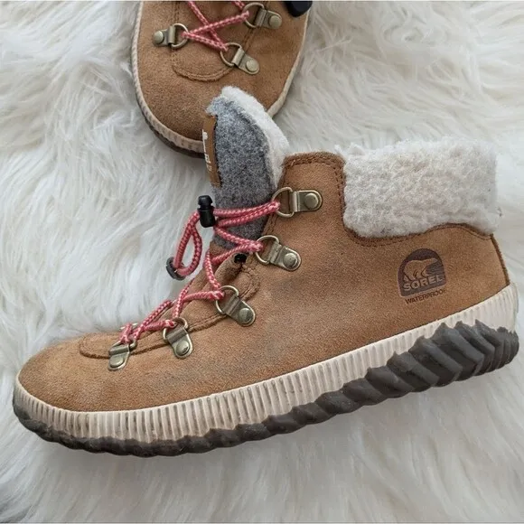 SOREL Out N About Conquest Child Size 5 Tan Leather Ankle Boot Pink Laces