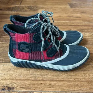 Sorel Out N About Plus Plaid Boots Red Black Buffalo Check Waterproof Size 7