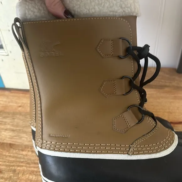 Sorel waterproof boots kids size 5