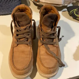 Sorel waterproof boots NOTE: size 8