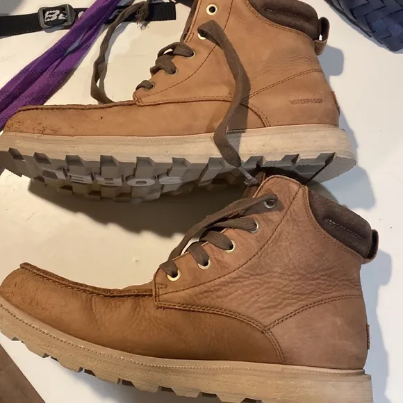 Sorel waterproof boots NOTE: size 8