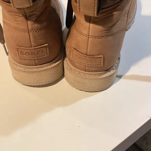 Sorel waterproof boots NOTE: size 8