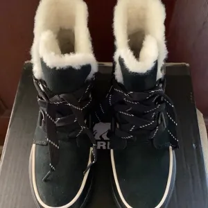 ~Sorel~ Waterproof Fur-Lined Black Suede Laced Boots