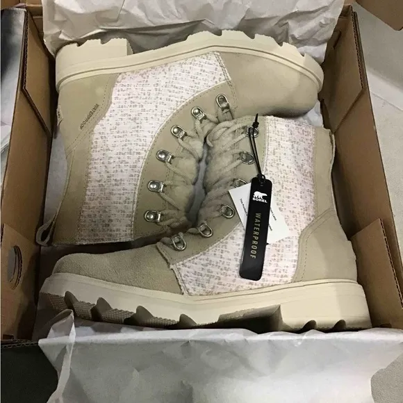 Sorel Women's Lennox  lace cozy WP boots 9 NWT