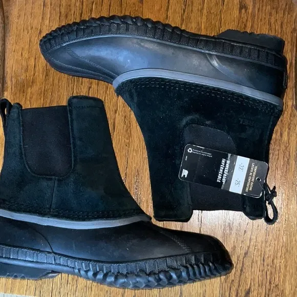 Sorel Youth Cheyanne II Chelsea Snow Boot. Warm Winter Waterproof Boot. Size 6Y