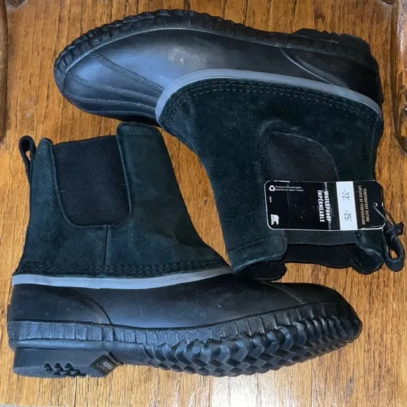 Sorel Youth Cheyanne II Chelsea Snow Boot. Warm Winter Waterproof Boot. Size 6Y