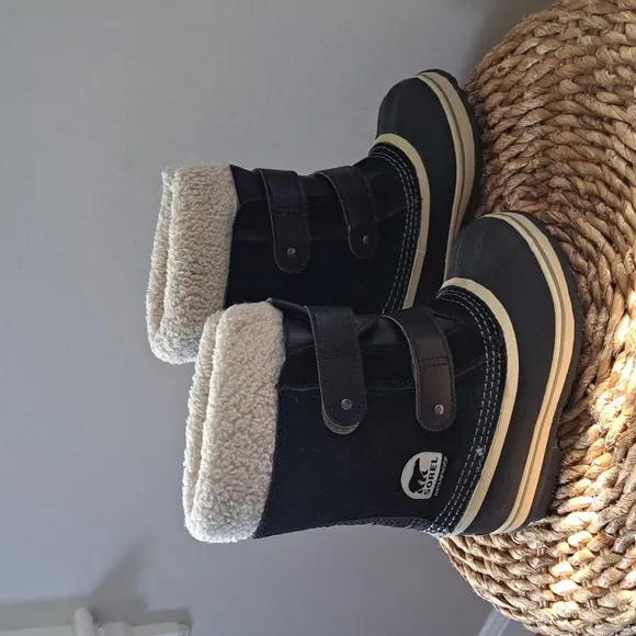Sorel Youth Classic Waterproof/Insulated Cross Strap Winter Boots Black Suede 11