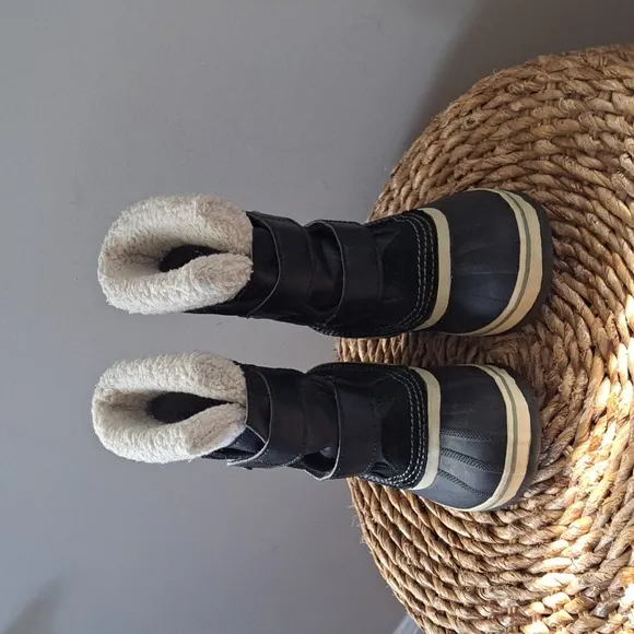 Sorel Youth Classic Waterproof/Insulated Cross Strap Winter Boots Black Suede 11