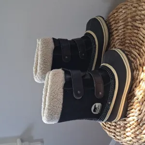 Sorel Youth Classic Waterproof/Insulated Cross Strap Winter Boots Black Suede 11