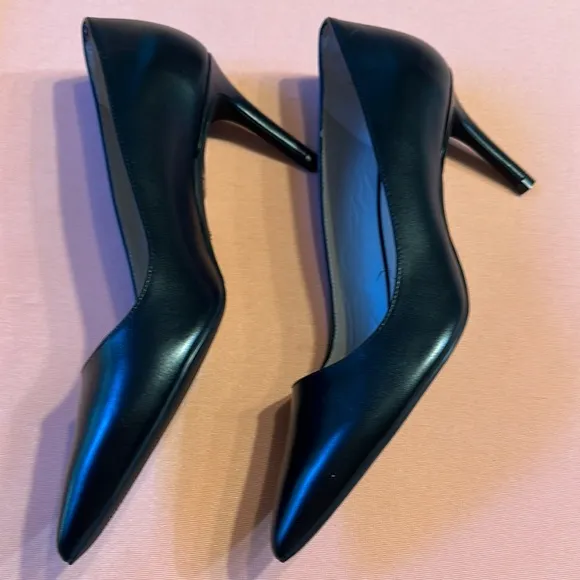 Stuart Weitzman Black Leather Women's Shoes. Size7.5