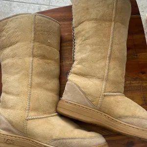 Tall Original UGG Sheepskin Beige winter warm boots Men 9 women 10 Tasman Braid