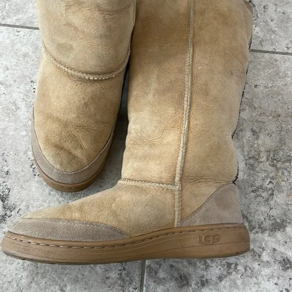 Tall Original UGG Sheepskin Beige winter warm boots Men 9 women 10 Tasman Braid