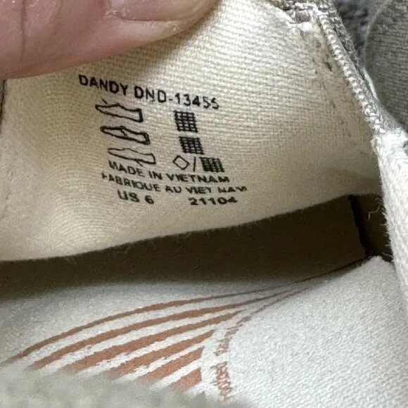 Taos Beige Dandy Canvas Slip On Shoes Womens 6 Loafers Antimicrobial Brand New