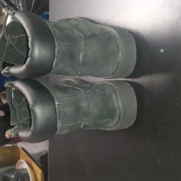 Timberland 200 gram waterproof and insulated boot kids size 5.5M