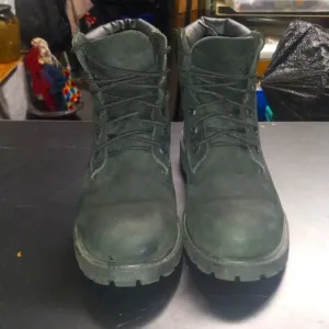 Timberland 200 gram waterproof and insulated boot kids size 5.5M