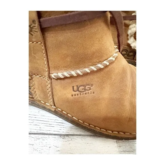 UGG Australia Cove Toast Ankle Boots Beige Leather Sherpa Lined Sz 6
