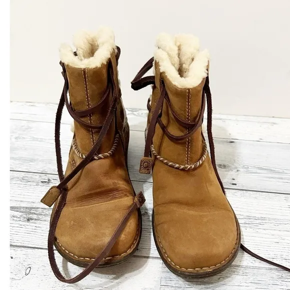 UGG Australia Cove Toast Ankle Boots Beige Leather Sherpa Lined Sz 6