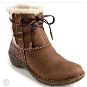 UGG Australia Cove Toast Ankle Boots Beige Leather Sherpa Lined Sz 6