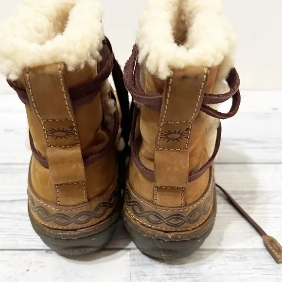 UGG Australia Cove Toast Ankle Boots Beige Leather Sherpa Lined Sz 6