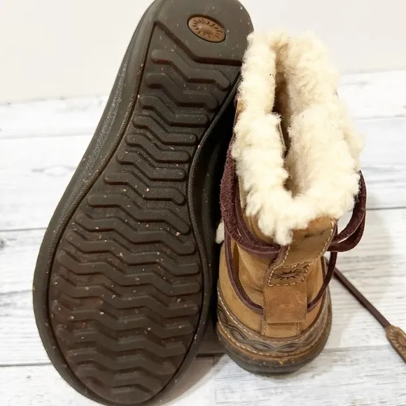 UGG Australia Cove Toast Ankle Boots Beige Leather Sherpa Lined Sz 6