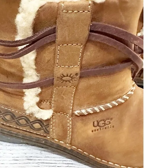 UGG Australia Cove Toast Ankle Boots Beige Leather Sherpa Lined Sz 6