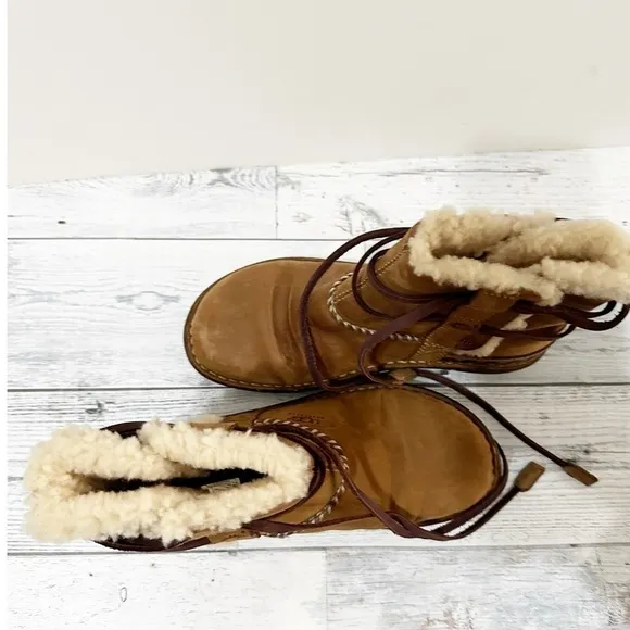 UGG Australia Cove Toast Ankle Boots Beige Leather Sherpa Lined Sz 6