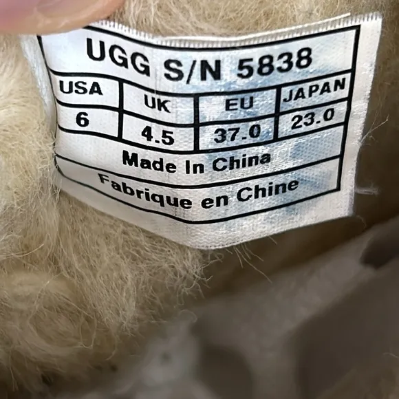 UGG Bailey Button 5838 Women’s Pull-On Winter Boots
