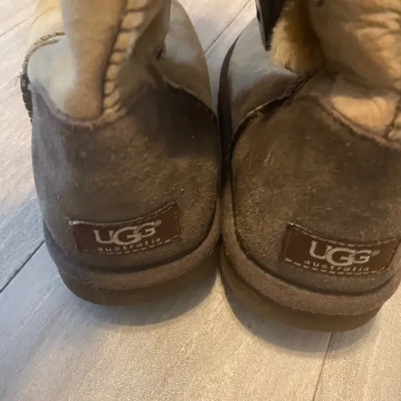 UGG BAILEY BUTTON TRIPLET BOMBER LEATHER BOOTS BROWN 3049 W/BJCN WOMEN SIZE 8