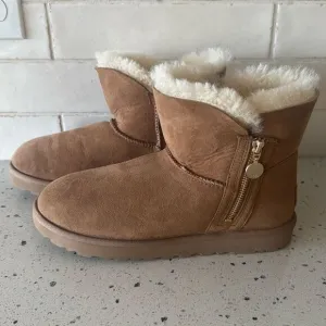 UGG Bailey Zip Mini Boots Chestnut Ankle Booties Warm Casual Women’s Size 9 NWOB
