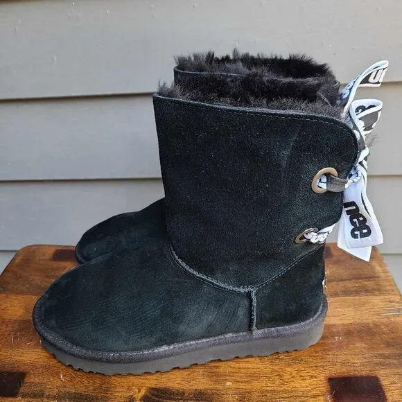 UGG Customizeable Bailey Bow Black Boots size 8 Suede