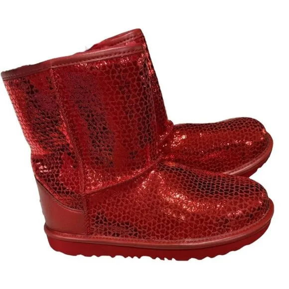 UGG Kids Classic II Gel Hearts (Big Kid) Unisex Boots 1151613K Size 4 Youth Red
