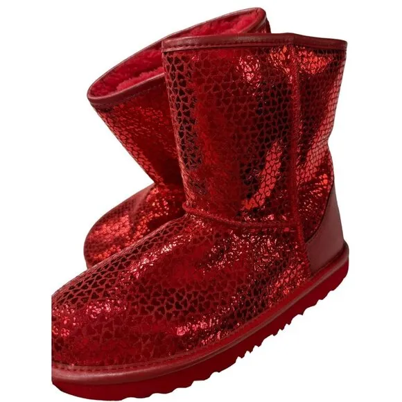 UGG Kids Classic II Gel Hearts (Big Kid) Unisex Boots 1151613K Size 4 Youth Red