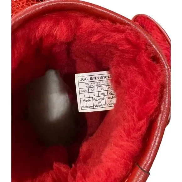 UGG Kids Classic II Gel Hearts (Big Kid) Unisex Boots 1151613K Size 4 Youth Red