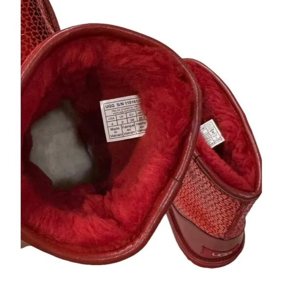UGG Kids Classic II Gel Hearts (Big Kid) Unisex Boots 1151613K Size 4 Youth Red