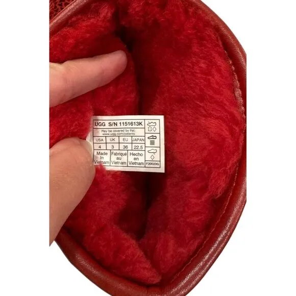 UGG Kids Classic II Gel Hearts (Big Kid) Unisex Boots 1151613K Size 4 Youth Red