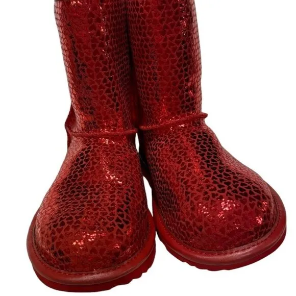 UGG Kids Classic II Gel Hearts (Big Kid) Unisex Boots 1151613K Size 4 Youth Red