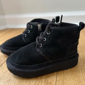 UGG Neumel II Boot size 9 little kid
