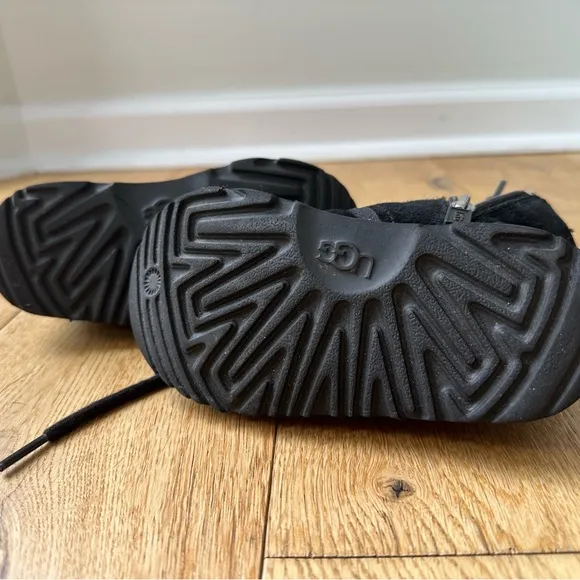 UGG Neumel II Boot size 9 little kid