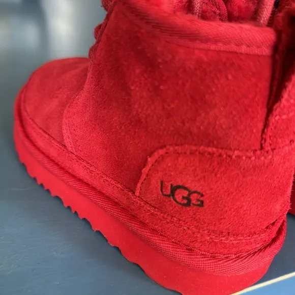 UGG Neumel ll size 11 red fantastic condition