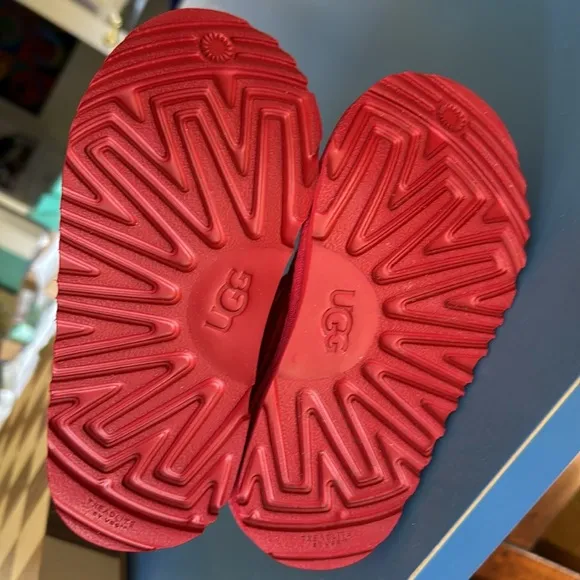 UGG Neumel ll size 11 red fantastic condition