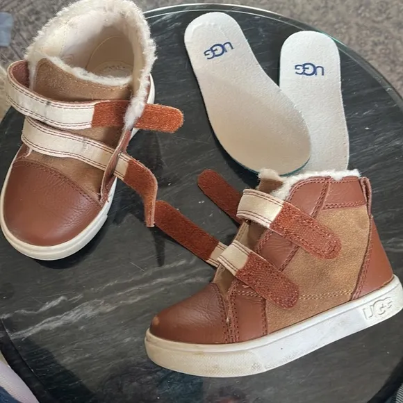 UGG Rennon II chestnut Boots with Velcro Straps and Fleece Lining