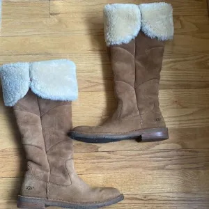 Ugg shearling sz 7 tall boots tan suede, great pre owned condition warm and cozy