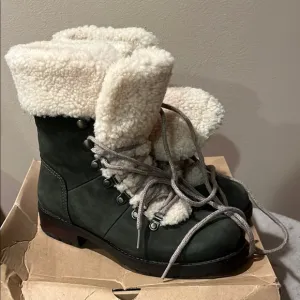 Ugg Sherpa lined combat boots size 6